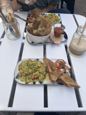 Rührtofu, Guacamole und TomateVozzarella.   at Shluk in Trier