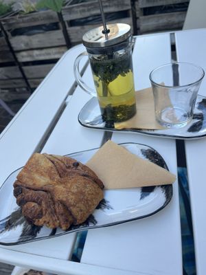 Schoko-Franzbrötchen and mint tea 10/10  at Shluk in Trier