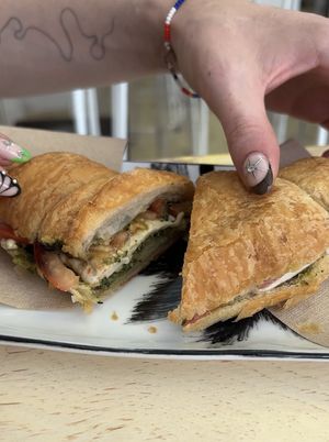 Tomate Mozzarella Croissant   at Shluk in Trier