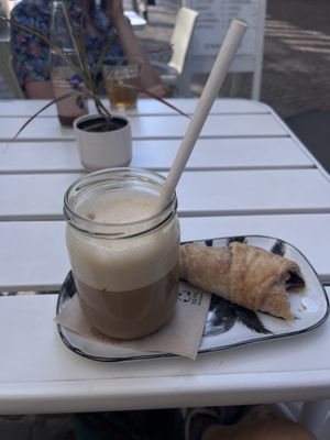 Eiskaffee & Schokocroissant  at Shluk in Trier
