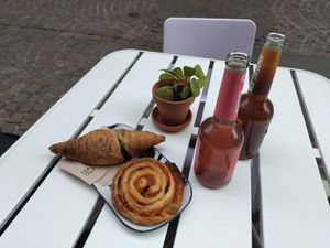 Schokocroissant, Pizzaschnecke und Limo at Shluk in Trier