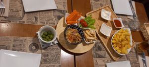 Hummus con crudités y patatas bravas (solo la salsa de tomate era vegana) at Acherito in Jaca