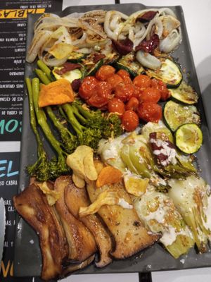 Parrillada de verduras (bimi, setas cardo, pak choi, calabacín, tomates cherry, cebolla, chips de verdura) at Acherito in Jaca