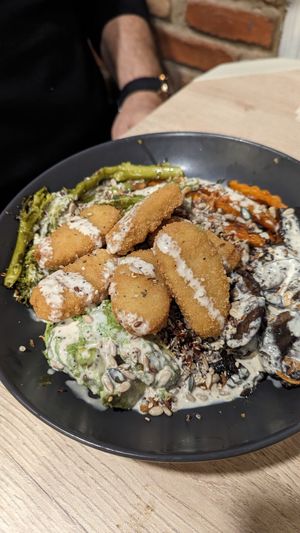 Bowl con nuggets veganos at Acherito in Jaca