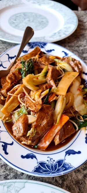 Mock chicken stir fry in garlic sauce at Hung Paradise in Oranjestad