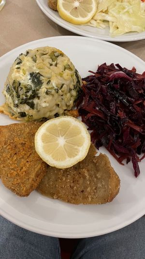 Запеканка из пасты и шпината, туго-натуго красная капуста и котлетка из сектанта. Очень вкусно сыт at La Cucina Dei Colori in Catania