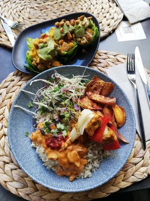 Vegan tempeh skewers + vegan mango ceviche at Noranta Tres in Escaldes-engordany