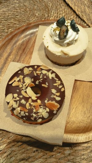 Donuts i pastisset de formatge at Noranta Tres in Escaldes-engordany