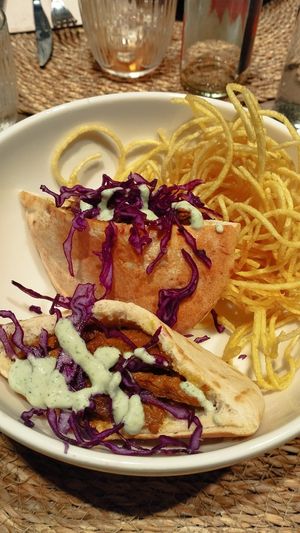 Shawarma de seità amb mutabal, salsa de iogur, pa de pita i niu de patata at Noranta Tres in Escaldes-engordany