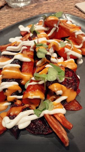 Braves de moniato, remolatxa i xirivia amb salsa libanesa i allioli at Noranta Tres in Escaldes-engordany