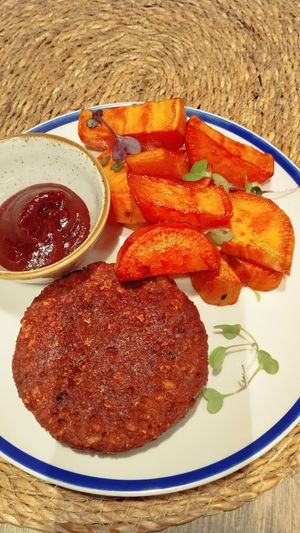 Menú infantil, burger amb patates de moniato at Noranta Tres in Escaldes-engordany
