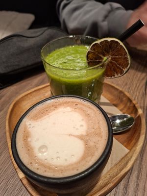 Cacao and kiwi juice at Noranta Tres in Escaldes-engordany