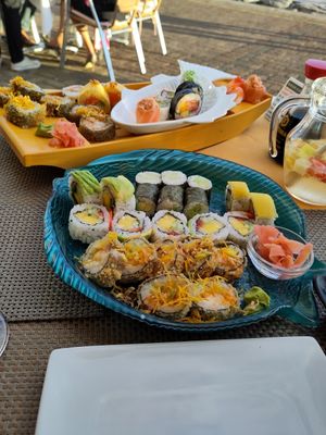 Das Sushi auf dem Vorderen Teller war Vegetarisch und sehr lecker. at Buddha & Sakura in Calheta