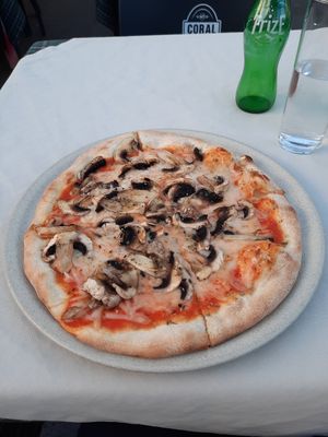 Vegan Pizza Funghi at Xarambinha in Funchal
