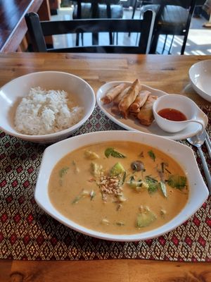 Thai curry and veg spring rolls at Pad Thai Siam in Jeju
