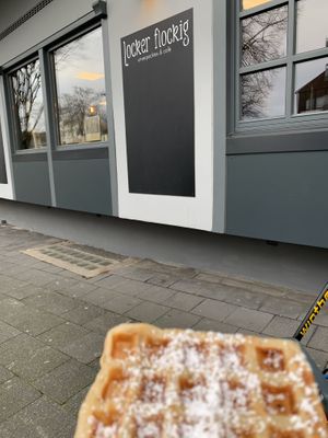 Vegane Waffel mit Puderzucker at Locker Flockig in Paderborn