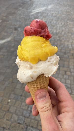 Dattel-Mandel, Mango und Kirsche  at Stenz Eis in Regensburg