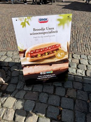 The hot dog stands here at the theme park all have the vegan option. You can also have crispy onion and pickles. The ketchup is labelled vegan.   at Efteling in Kaatsheuvel