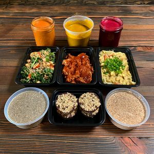 Marinated kale & chickpea salad, bbq loaded sweet potatoes, Cheezy pasta, tomato basil soup, chai spiced overnight oats, vanilla chia pudding, chocolate oat cups, fresh juice at Hannah's Kitchen in San Francisco