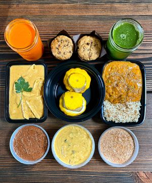 Golden tomato pasta, stuffed patty pan squash, sweet potato Thai curry, chunky potato soup, chocolate chip muffins, carrot cake overnight oats, chocolate chia pudding, fresh juice at Hannah's Kitchen in San Francisco