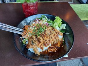 CƠM HOISIN (no. 9) with "Hibiskus-Nelken" lemonade at Bodhicitta Vegan Bowl in Berlin