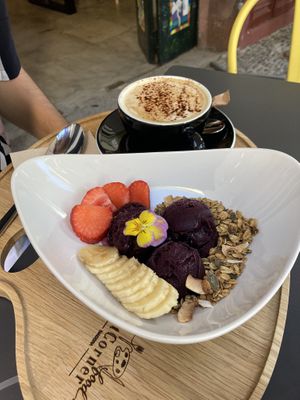 acai bowl (the granola contains honey) at Art Food Corner in Funchal