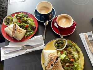 Cappuccino und vegane Wraps.  at Art Food Corner in Funchal