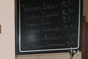 Teil der veganen Auswahl mit Preisen at Aladin's in Ulm