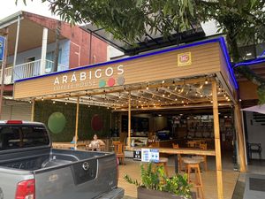 outside  at Arabigos Coffee House in La Fortuna