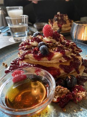 Pancakes mit frischen Beeren, Granola und Ahornsirup  at Emmi's Kitchen in Augsburg