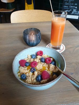 Coconut milkrice with mangosauce, crumbles and fresh berries&fresh juice at Emmi's Kitchen in Augsburg