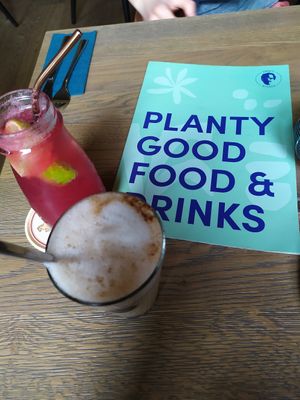 Chai Latte mit Haferdrink und Waldbeerlimo at Emmi's Kitchen in Augsburg