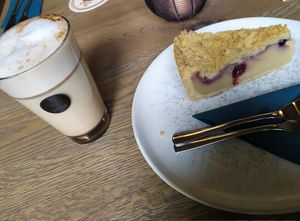 Chai Latte und Blueberry Cheesecake at Emmi's Kitchen in Augsburg