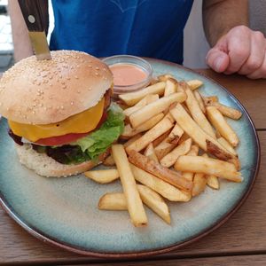 Crispy Jalapeño Cheese Burger at Emmi's Kitchen in Augsburg