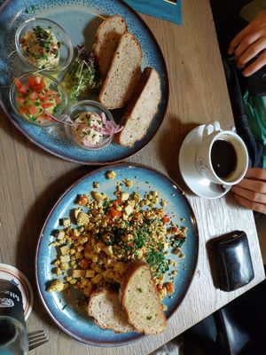 Dreierlei and scrambled tofu at Emmi's Kitchen in Augsburg