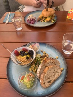 Ordered the Emmy’s brunch plate. Best rice pudding of my life! The scrambled tofu was also extraordinary. Everything was delicious and we were full. Chef kiss 🤌  at Emmi's Kitchen in Augsburg