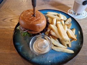 Classic Burger mit Pommes at Emmi's Kitchen in Augsburg