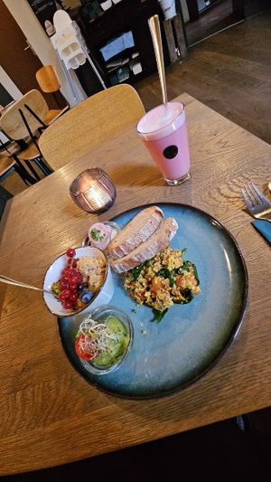 Emmi's Brunch + Superfood Latte mit Sojamilch at Emmi's Kitchen in Augsburg