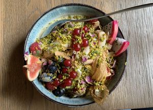 This piece of art was almost too beautiful to be eaten: Açaí-Oat-Bowl (Breakfast available until 4pm)  at Emmi's Kitchen in Augsburg