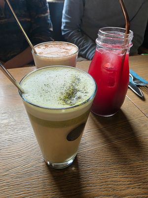 Chai Latte, Matcha Latte and a juice at Emmi's Kitchen in Augsburg