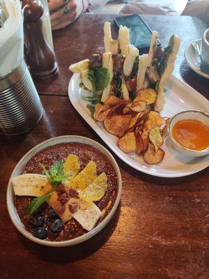 Chocolate overnight and vegan club sandwich at Café Janis in Lisbon