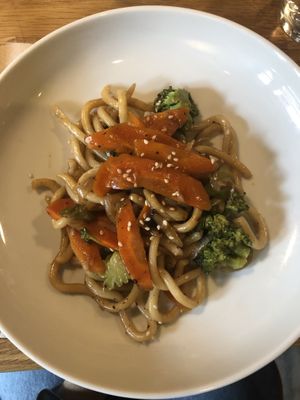 Pad Thai con udon y verduras at Lanbroa in Pamplona