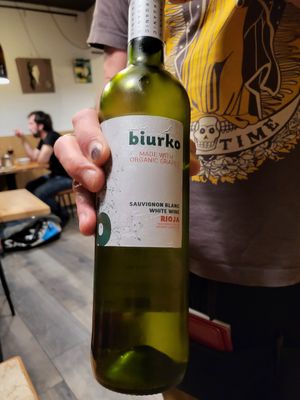 Lovely vino blanco at Lanbroa in Pamplona