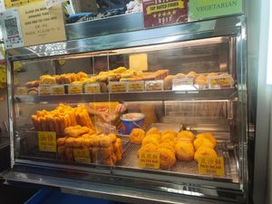 Variety of snacks at Delisnacks 德利食 - Whampoa Makan Place in Central Singapore