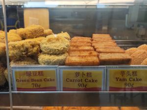 Yam and carrot cake at Delisnacks 德利食 - Whampoa Makan Place in Central Singapore
