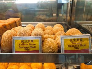 Sesame balls at Delisnacks 德利食 - Whampoa Makan Place in Central Singapore