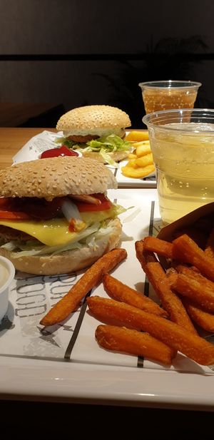 Burgers & Fries at Front Food in Vienna