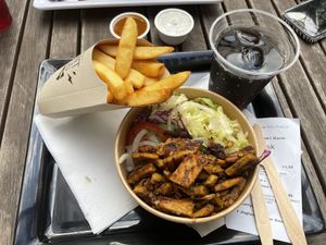 Dönerbox mit Fries (Currysauce und Kräuter-Joghurt Sauce)   at Front Food in Vienna