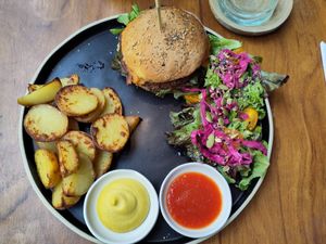Cheeseburger de saison at NIYA in Casablanca
