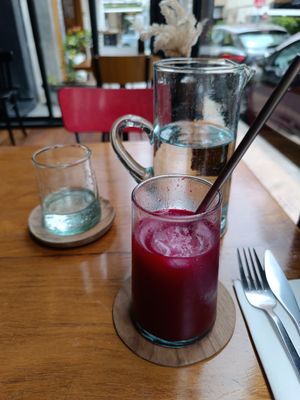 Juice Hearty Red with a stainless steel straw at NIYA in Casablanca